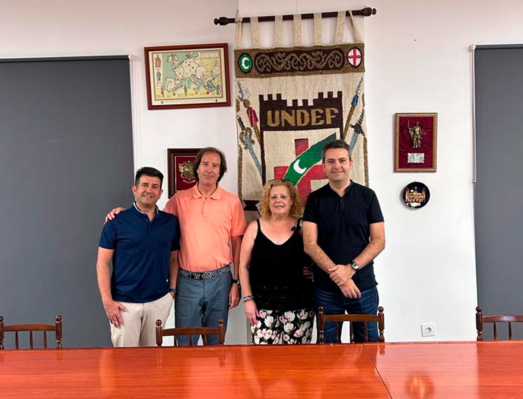 La presidenta de la UNDEF, Pepa Prats, junto a los componentes del jurado del premio de composición