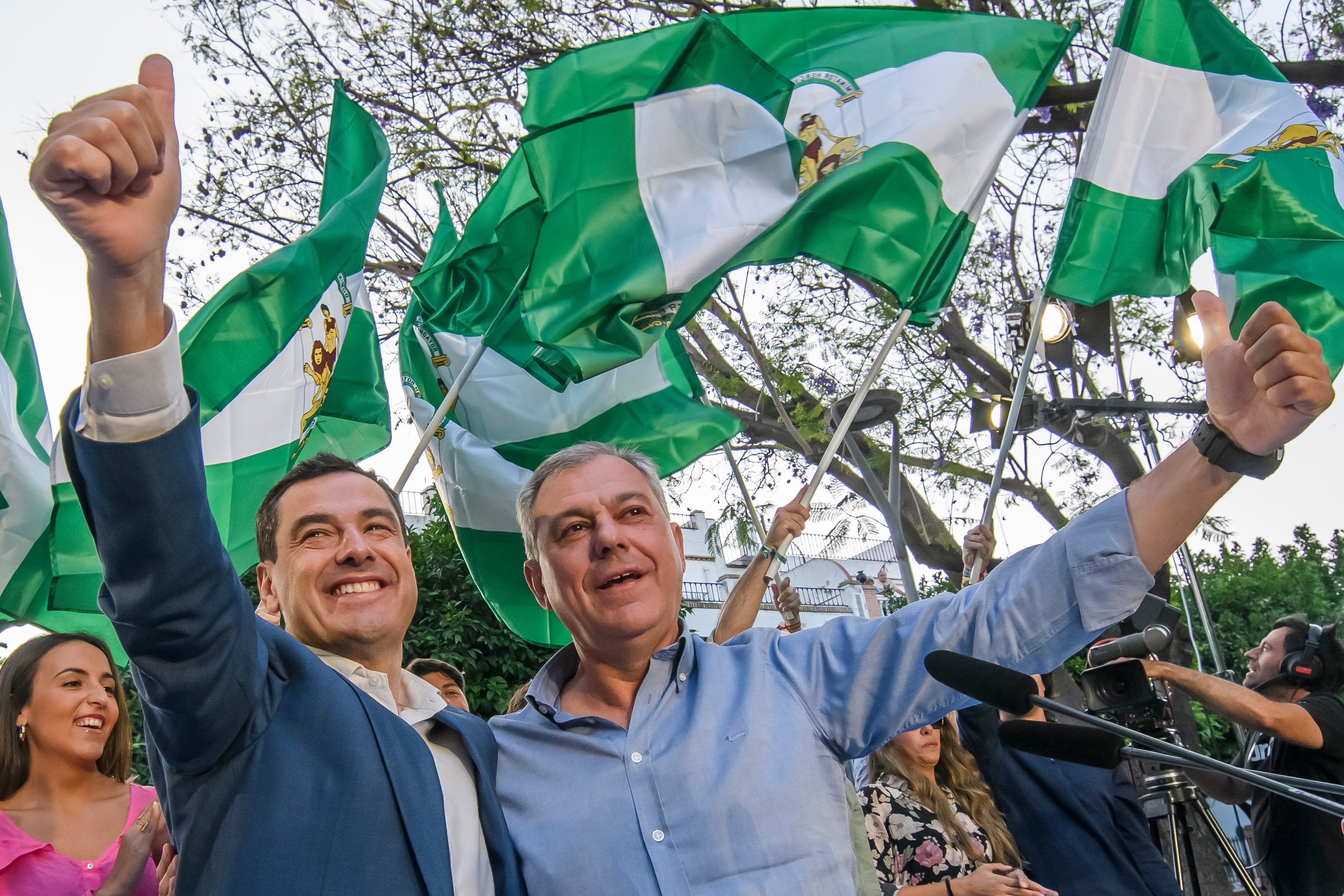 El presidente de la Junta de Andalucía y del Partido Popular regional, Juan Manuel Moreno, y el candidato popular a la alcaldía de Sevilla José Luis Sanz, en el acto de cierre de campaña hoy viernes en el barrio sevillano de Triana.