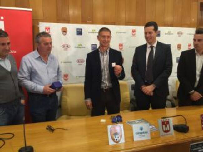 Canales recibió el pinde plata del Idella C. F.