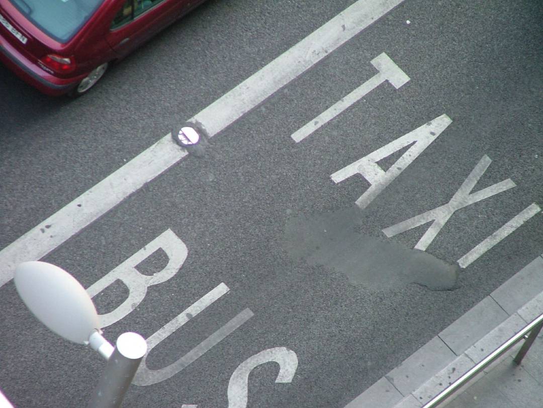 Detenido un taxista por estafar a 40 clientes tras robarles sus tarjetas