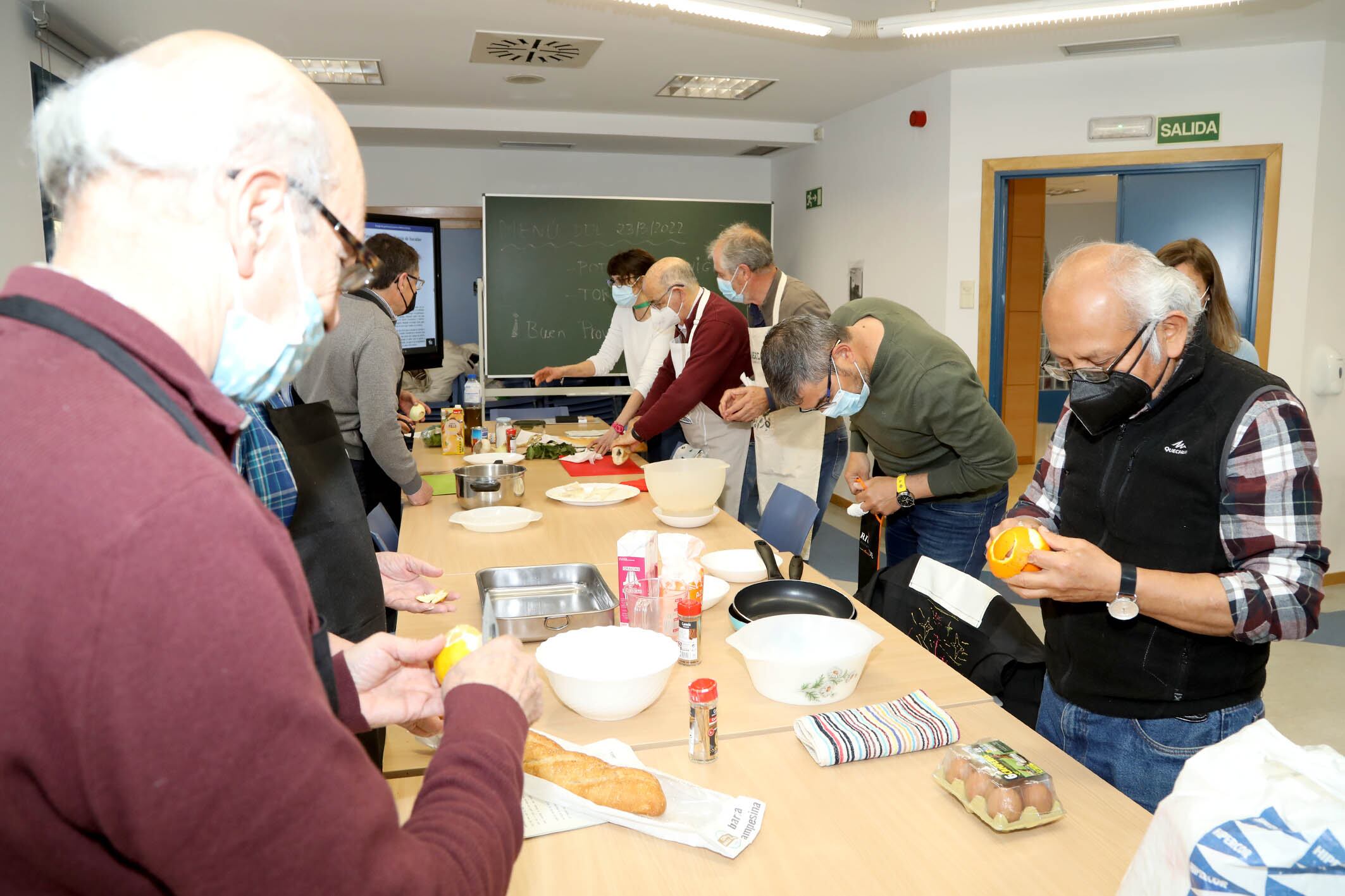 Los mayores de Alcobendas aprenden “cocina de supervivencia”