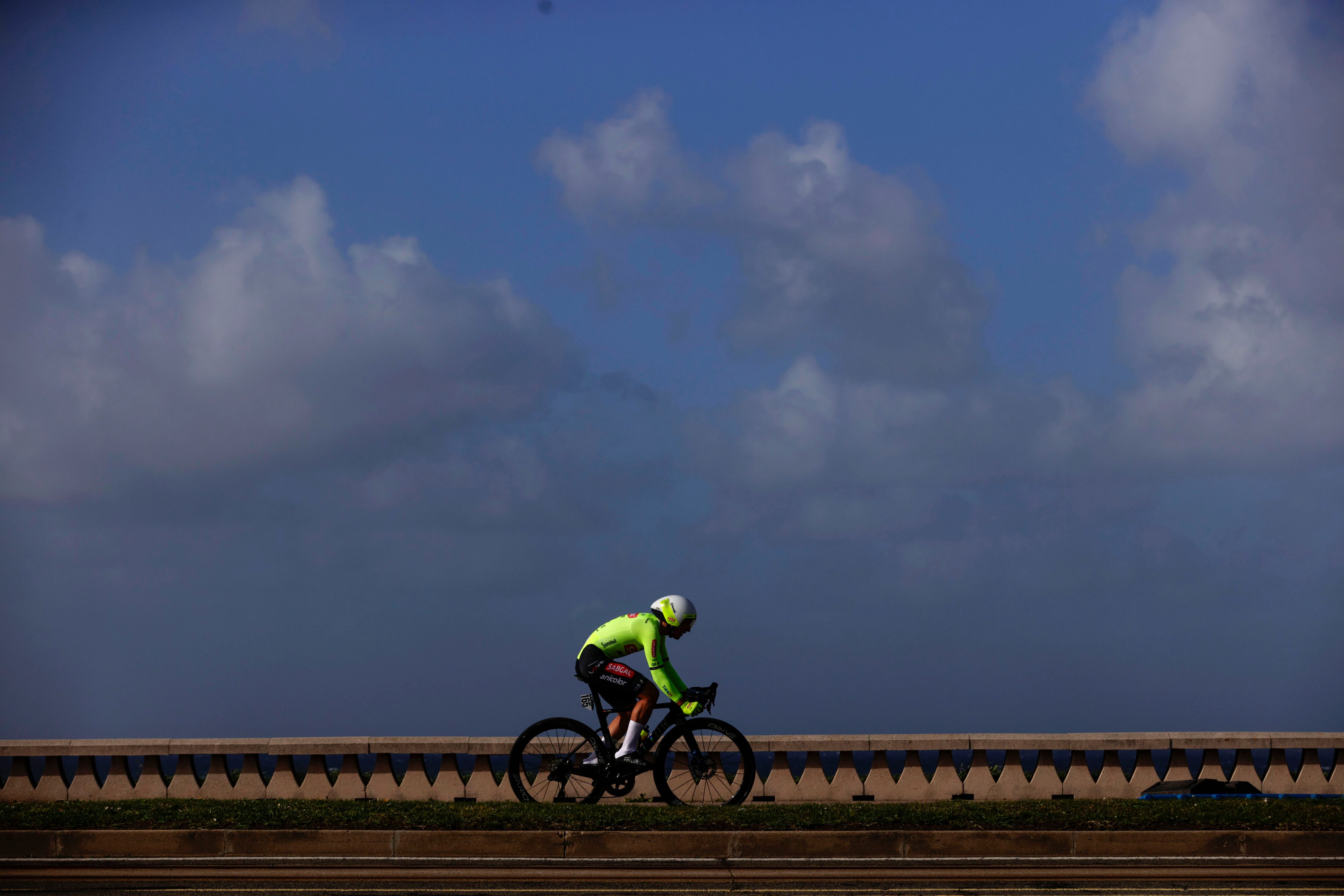 A CORUÑA, 22/02/2024.- Uno de los ciclistas que ha tomado la salida en la contrarreloj de la tercera edición de O Gran Camiño, de 14.8 kilómetros de recorrido disputada por las calles de la ciudad de A Coruña. La prueba ciclista discurrirá durante cuatro etapas por las cuatro provincias gallegas, con meta el próximo domingo en el pontevedrés Monte Aloia. EFE/Cabalar
