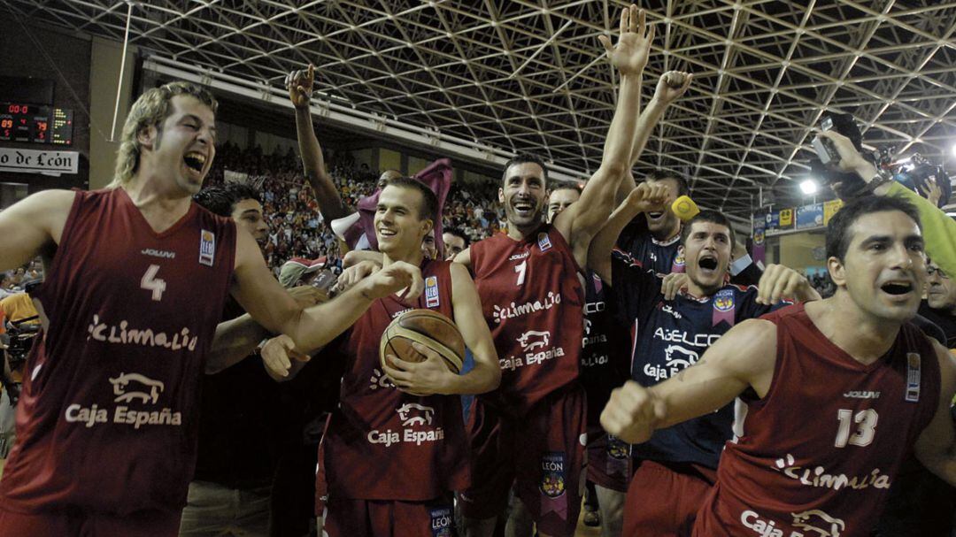 Otegui, a la izquierda, en plena celebración del ascenso de Baloncesto León en 2007