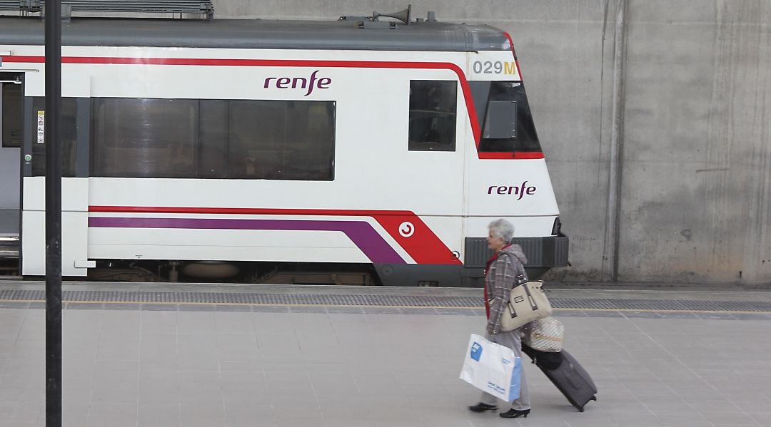 Tren de cercanías en la estación de Castelló