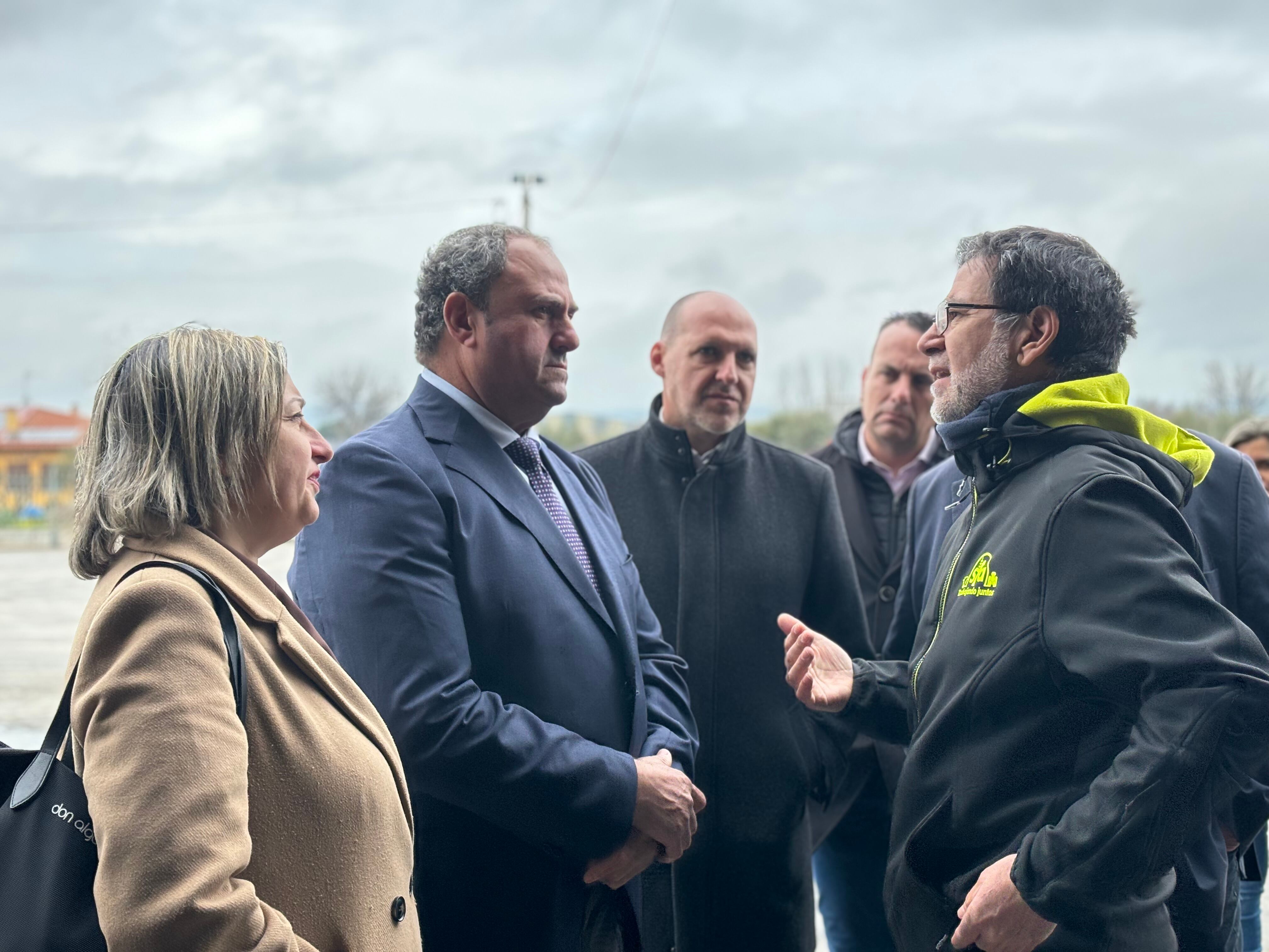 El consejero de Agricultura, Ganadería y Desarrollo Rural, Julián Martínez Lizán, durante su visita a la cooperativa ganadera &quot;San Francisco de Asís&quot; de Talavera la Nueva.