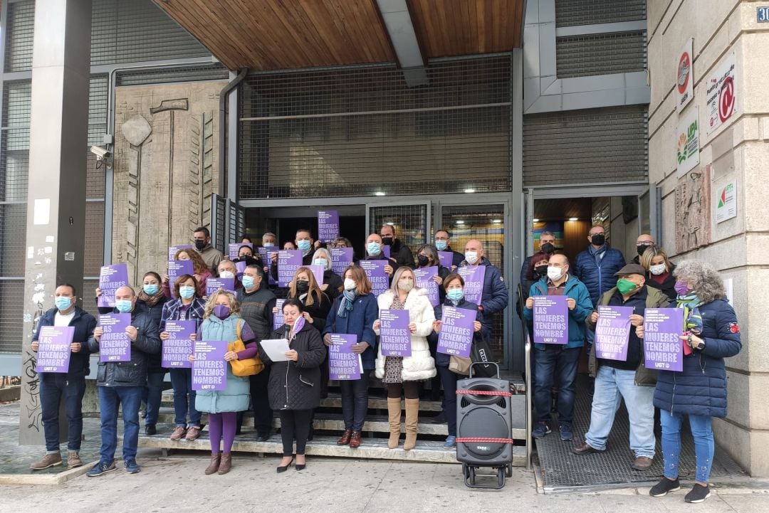 El sindicato UGT se ha concentrado a las puertas de su sede este 25-N para exigir más seguridad para las mujeres