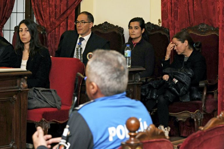 La policía local Raquel Gago (i); Montserrat González (d), y su hija Triana Martínez (2d), escuchan la declaración de un policía local, compañero de Gago