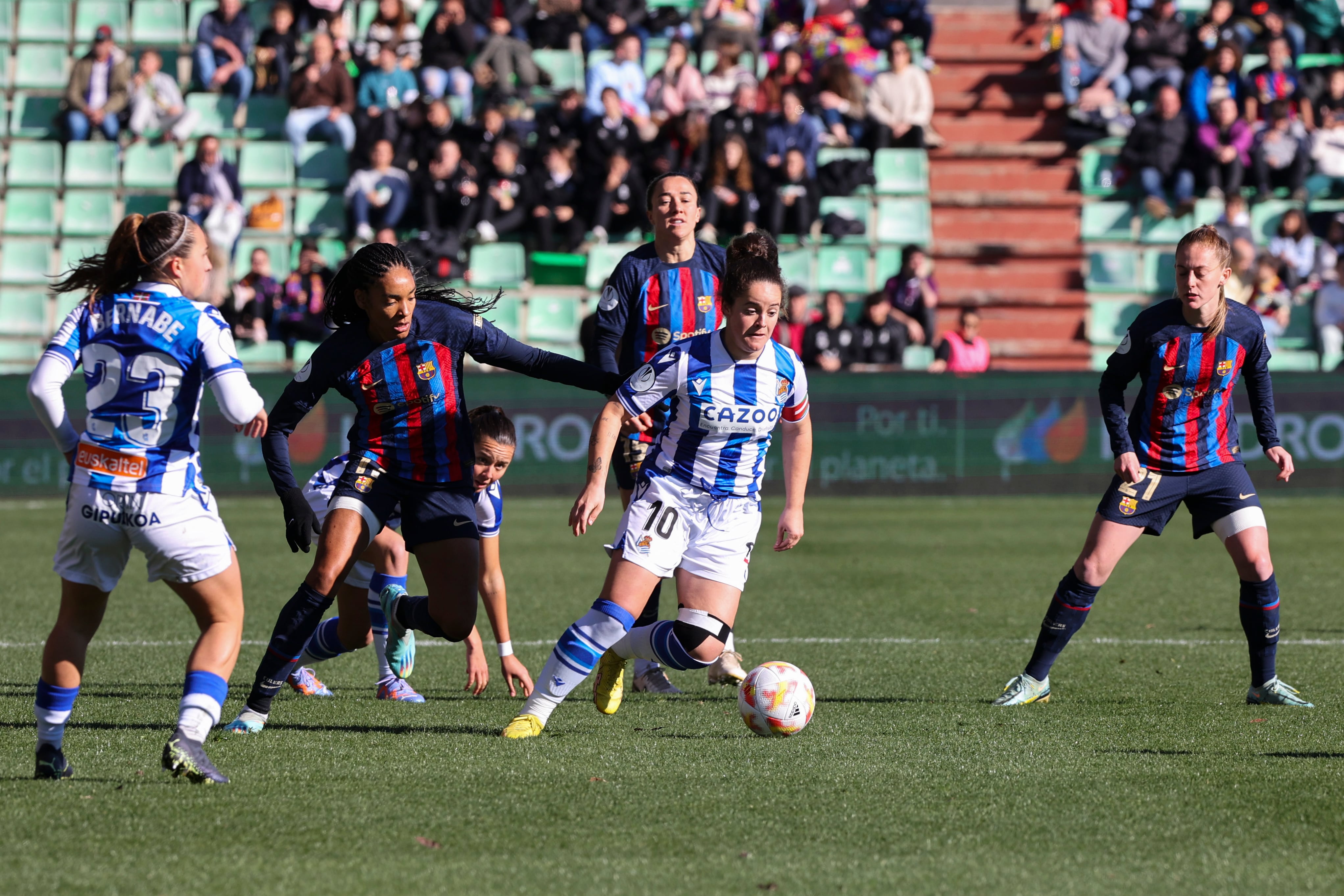 MÉRIDA, 22/01/2023.- La futbolista de la Real Sociedad Nerea Eizagirre (c) pasa entre varias jugadoras del FC Barcelona, incluyendo a Keira (d), durante la final de la Supercopa de España de fútbol femenino, este domingo en el Estadio Romano José Fouto de Mérida. EFE/ Jero Morales
