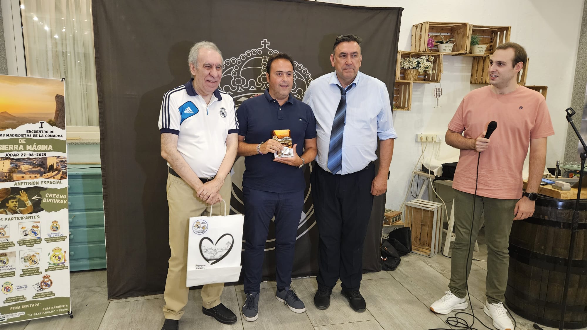 Entrega de regalos conmemorativos al representante de la Peña Madridista &#039;La Gran Familia&#039; de Úbeda
