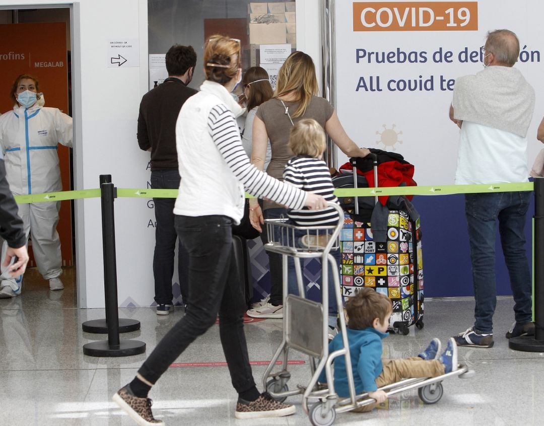 Una pasajera se dirige al dispositivo de detección de Covid-19 colocado en el aeropuerto de Palma 