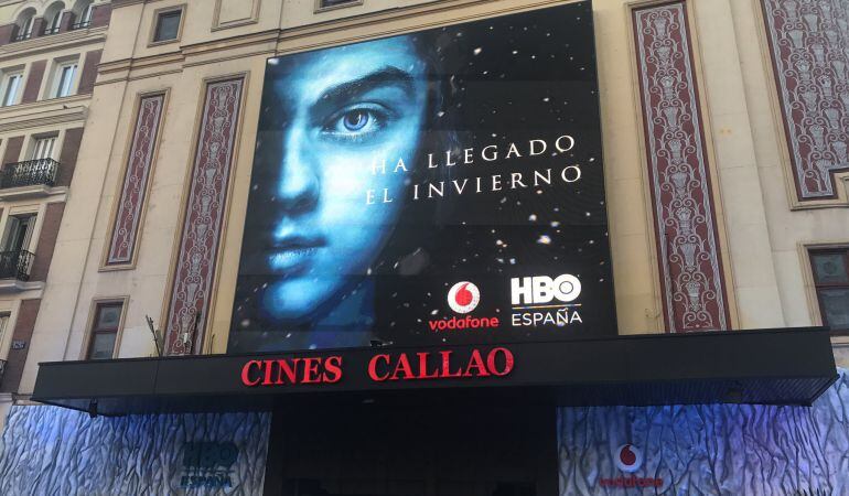 La fachada de los Cines Callao en el estreno del primer capítulo de la séptima temporada de &#039;Juego de Tronos&#039;. 