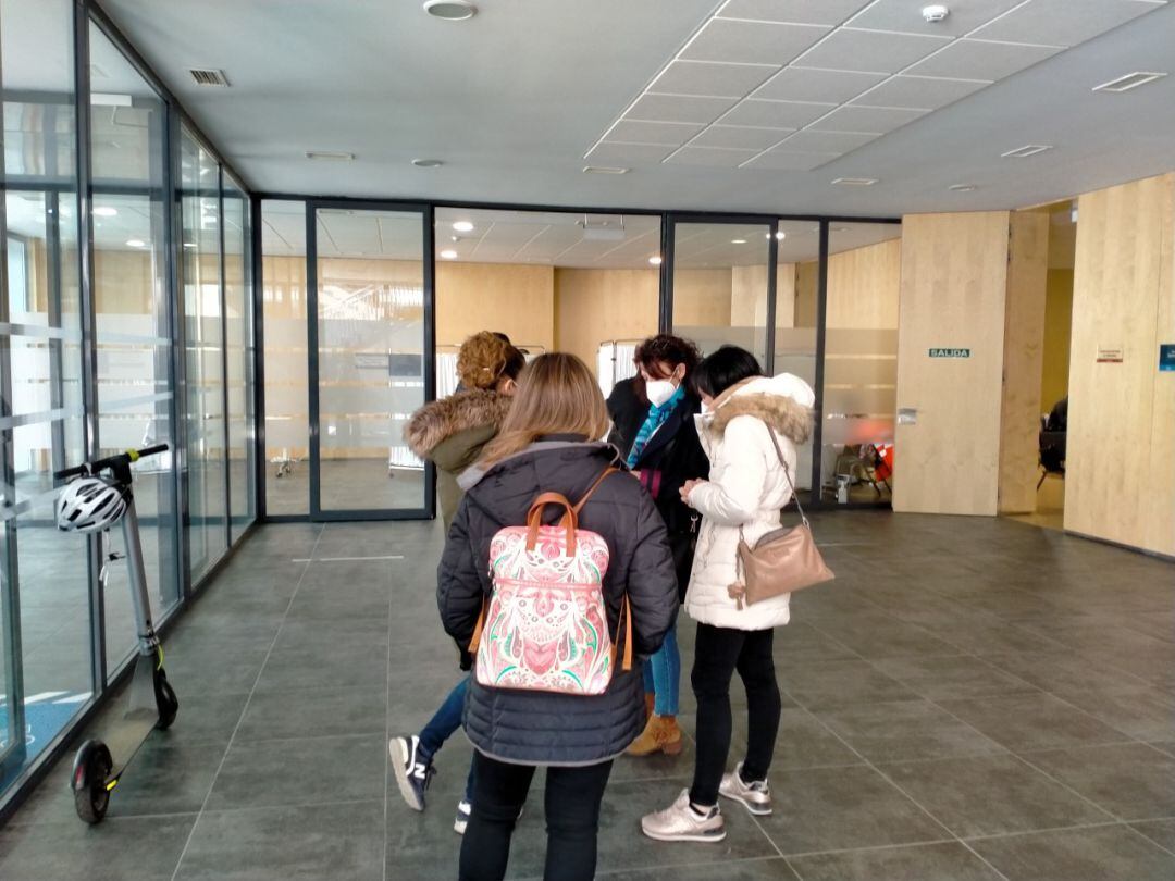 Profesoras zamoranas hacen cola para la vacunación contra el Covid-19