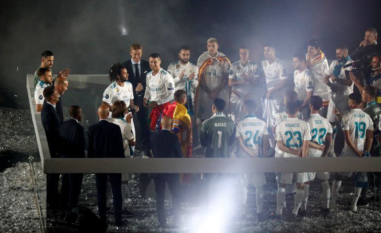 Los jugadores agradecen el apoyo al público en el Bernabéu