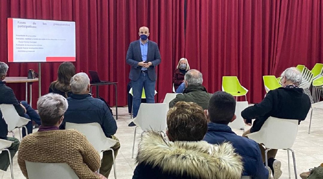 Los concejales Enrique Lorca y Ainhoa Sánchez durante una reunión en la que se presentaba el proyecto de presupuestos participativos