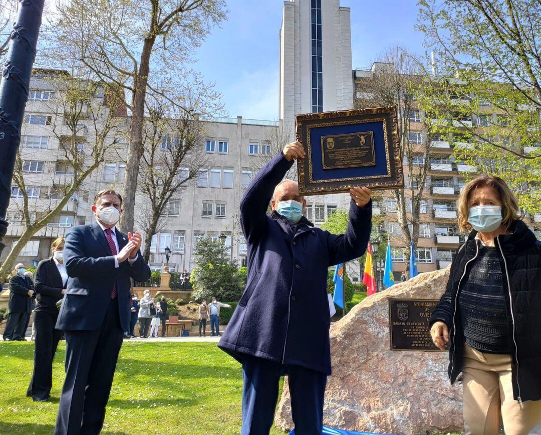 El padre de Ignacio Echevarría agradeciendo el homenaje a su hijo. 