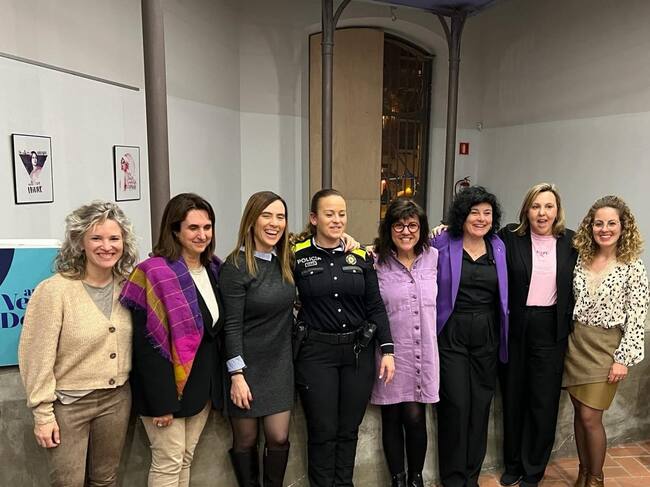 Fotografia de família amb algunes de les participants a l'acte