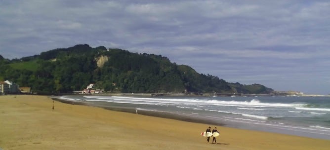 Dos surfistas salen del agua esta mañana en la playa de Zarautz