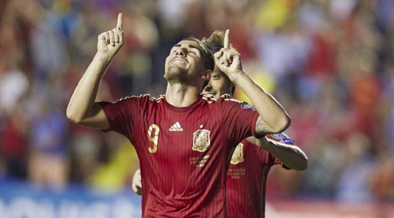 Alcácer celebra un gol con la selección