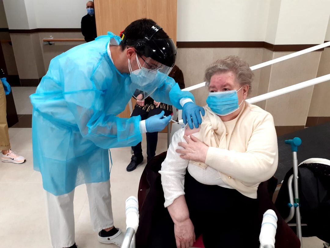 Mercedes Aznar González, primera persona vacunada en el Departamento de Salud de Elda 