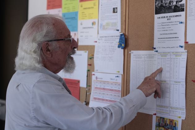 Jaime Moreno, uno de los habitantes de Trabensol, consultando el tablón