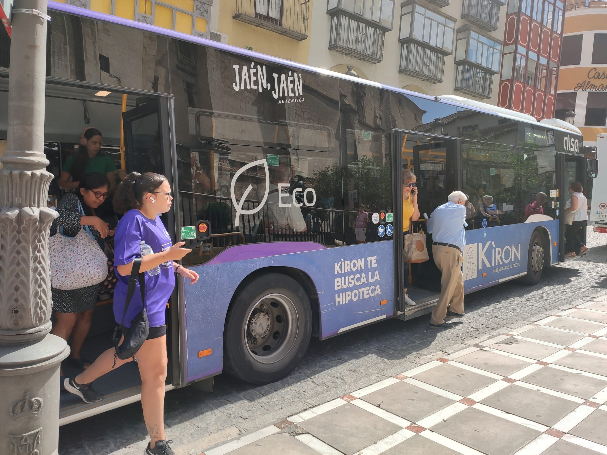 Viajeros se bajan de un autobús urbano de ALSA de Jaén capital