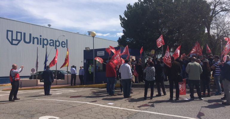 Trabajadores se manifiestan contra el ERE de UNIPAPEL