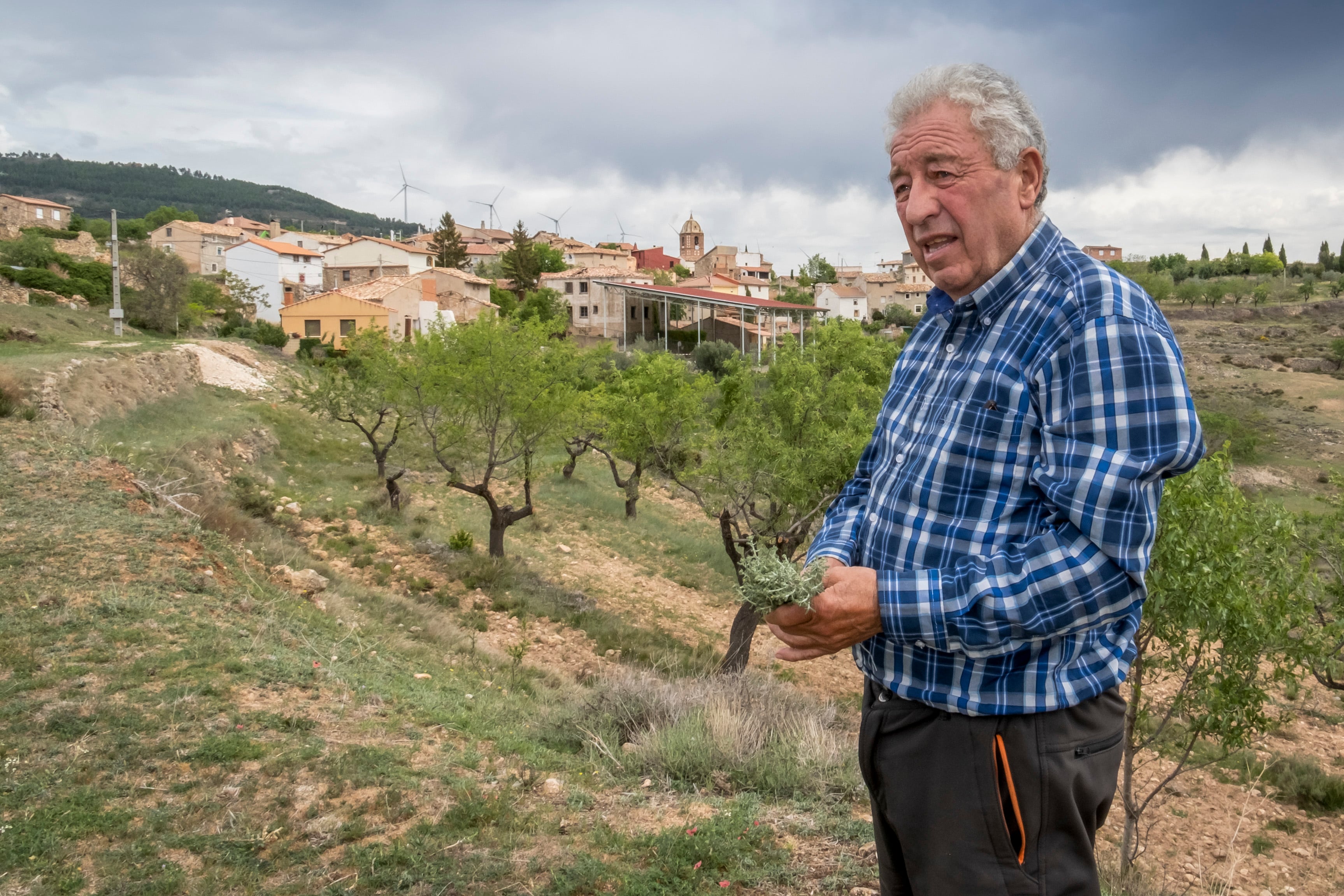 Vilarroya (La Rioja), 04/05/2023.- Salvador &quot;Salva&quot; Pérez (PP), alcalde de la pequeña localidad de Villarroya desde 1973, cumplirá los 50 en el cargo en septiembre próximo si es reelegido. Con 7 vecinos, puede cumplir el medio siglo al frente de este ayuntamiento si gana las elecciones el 28 de mayo, aunque está convencido de que revalidará el mandato porque también concurre una lista del PSOE, liderada por &quot;alguien que no es de aquí, ni lo conozco&quot;. EFE/Fernando Díaz
