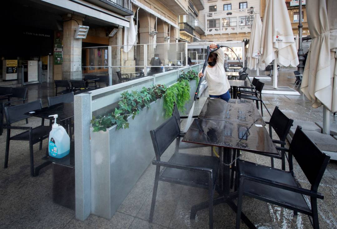Una terraza de la céntrica Plaza del Castillo de Pamplona se prepara para la apertura a partir de este jueves de estos espacios al 100% de su aforo, siempre que se garantice la distancia de 2 metros entre clientes