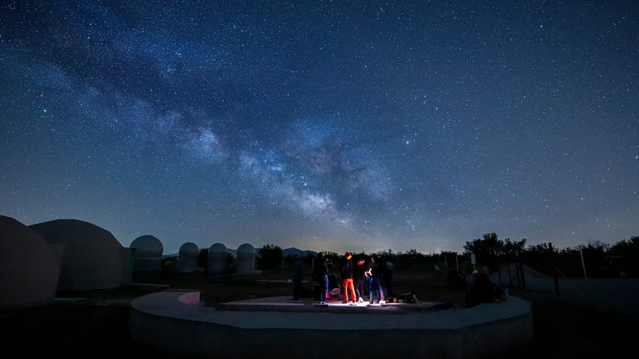 Noche de observación astronómica en el Complejo  Astronómico Los Coloraos, de Gorafe, en el Geoparque de Granada