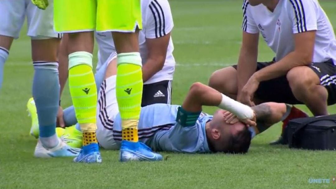 Iago Aspas se duele de un golpe en la rodilla en el amistoso contra el Unión Berlín.