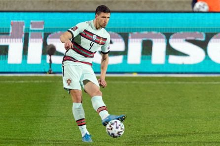 Rúben Dias durante un partido con la selección portuguesa