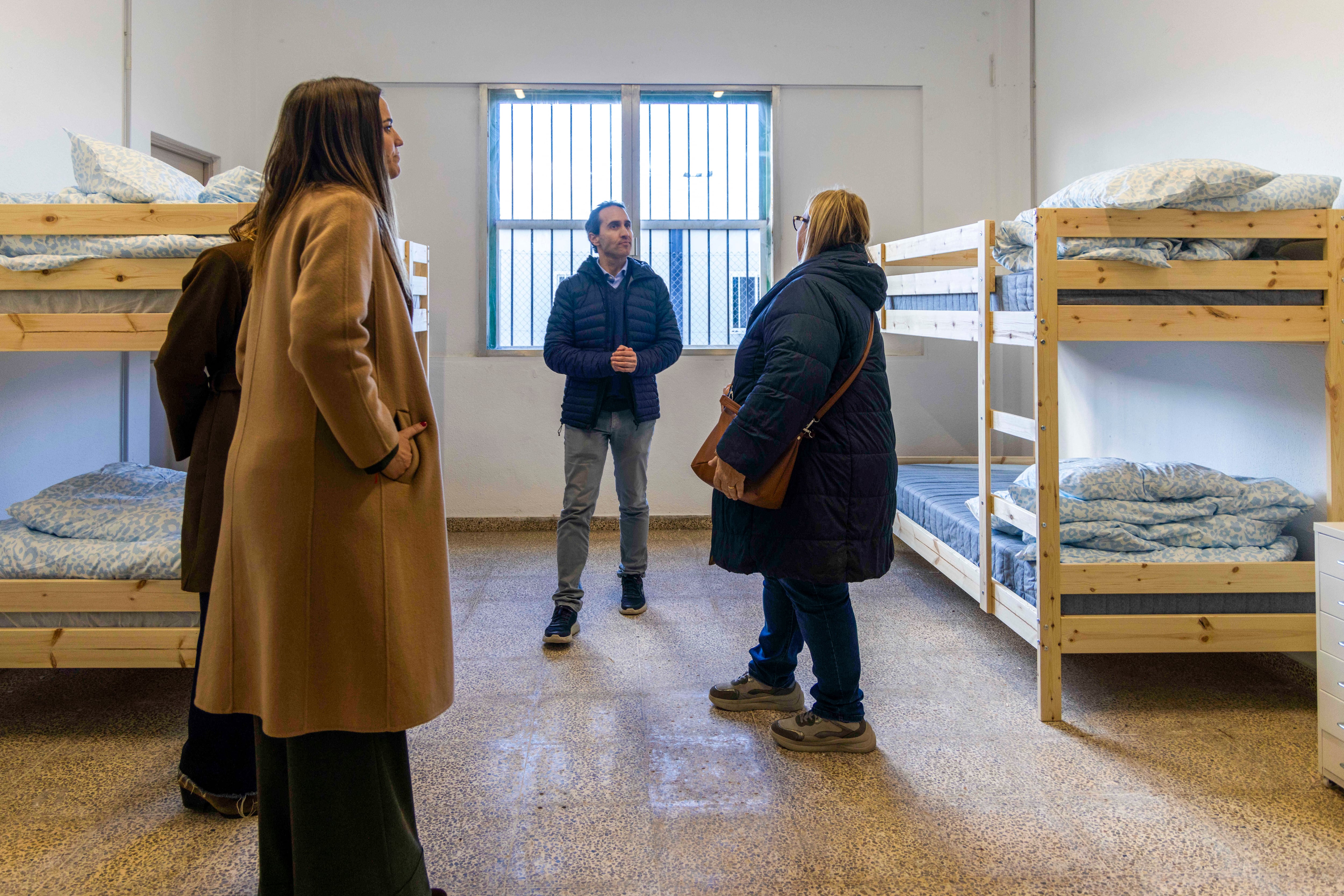 PALMA, 07/01/2026.- El presidente del Instituto Mallorquín de Asuntos Sociales (IMAS), Guillermo Sánchez (2d), visita este miércoles, el complejo de Son Tous, en Palma (Islas Baleares). El Consell de Mallorca ha inaugurado las primeras 16 plazas del complejo de Son Tous, en Palma, para atender a menores migrantes sin familia, después de haber prácticamente finalizado el primer módulo de un total de cuatro, con la idea de que el recinto pueda llegar a albergar a 64 personas. EFE/ Cati Cladera