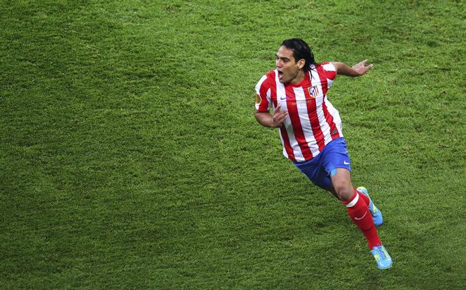 El delantero colombiano del Atlético de Madrid, Radamel Falcao, celebra uno de los goles conseguidos durante la final de la Liga Europa League disputada frente al Athletic de Bilbao en el National Arena de Bucarest