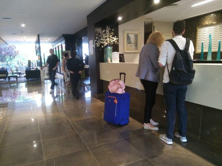 Personas en la recepción de un hotel