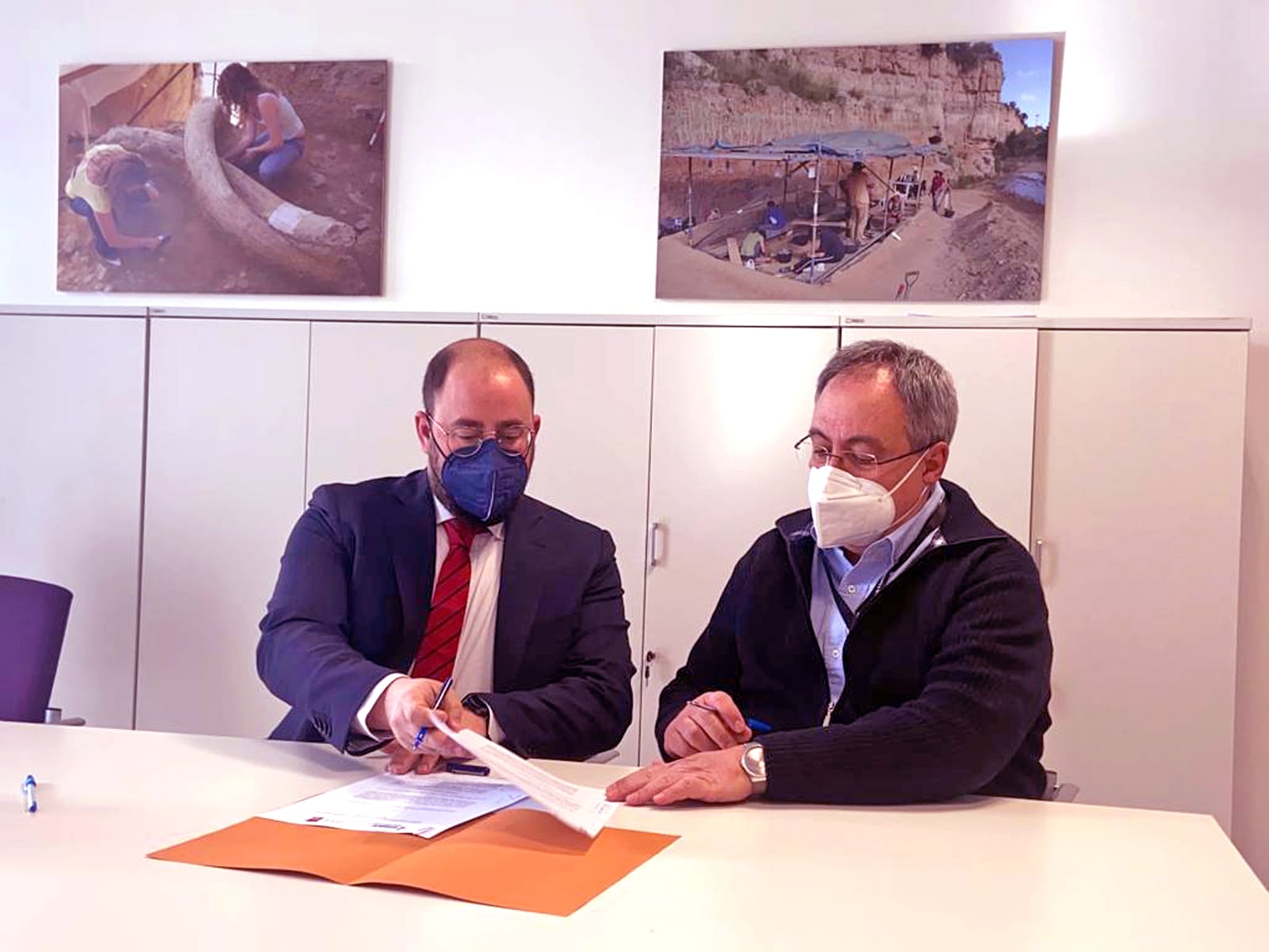 El alcalde de Bedmar-Garcíez, Pablo Ruiz Amezcua, y el director del Institut Català de Paleoecologia Humana y Evolució Social (IPHES), Robert Sala y Ramos