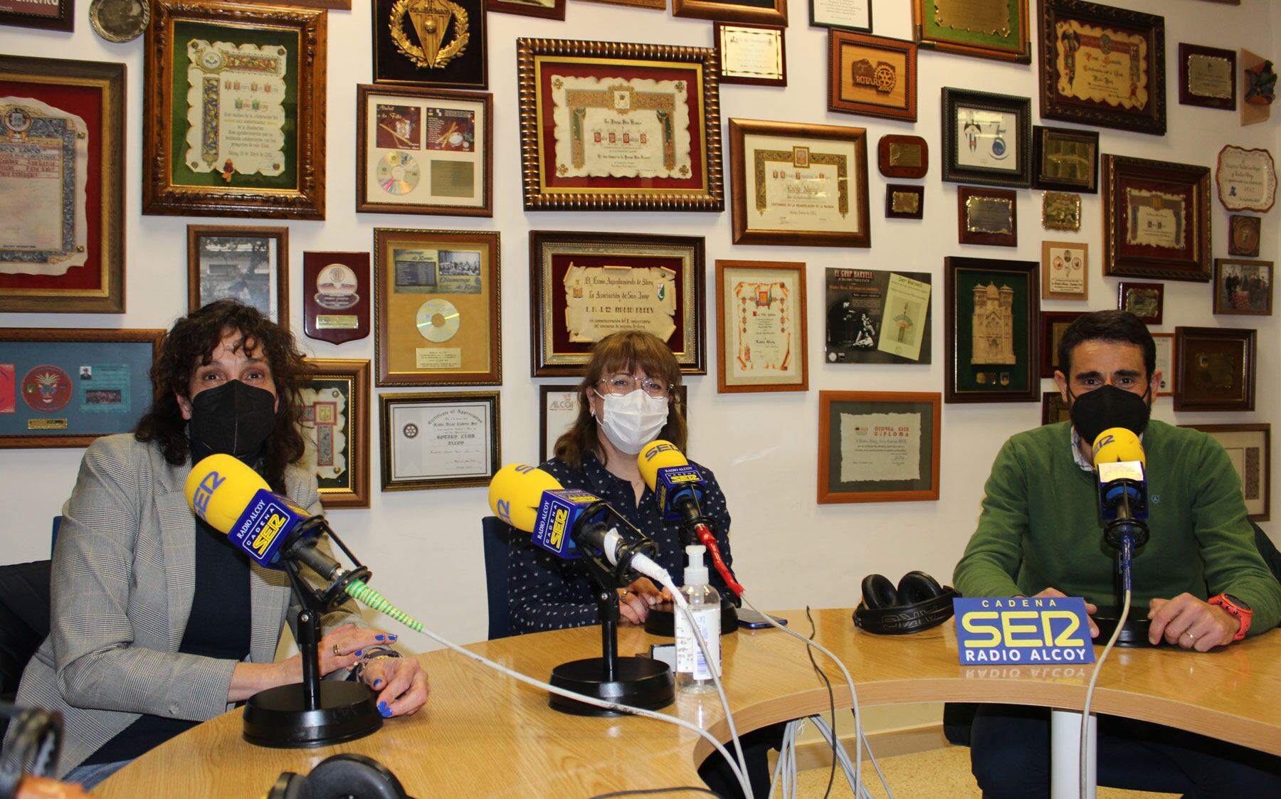 Paqui Ruiz, Ana Masanet y José Luis Molina, en el estudio de Radio Alcoy