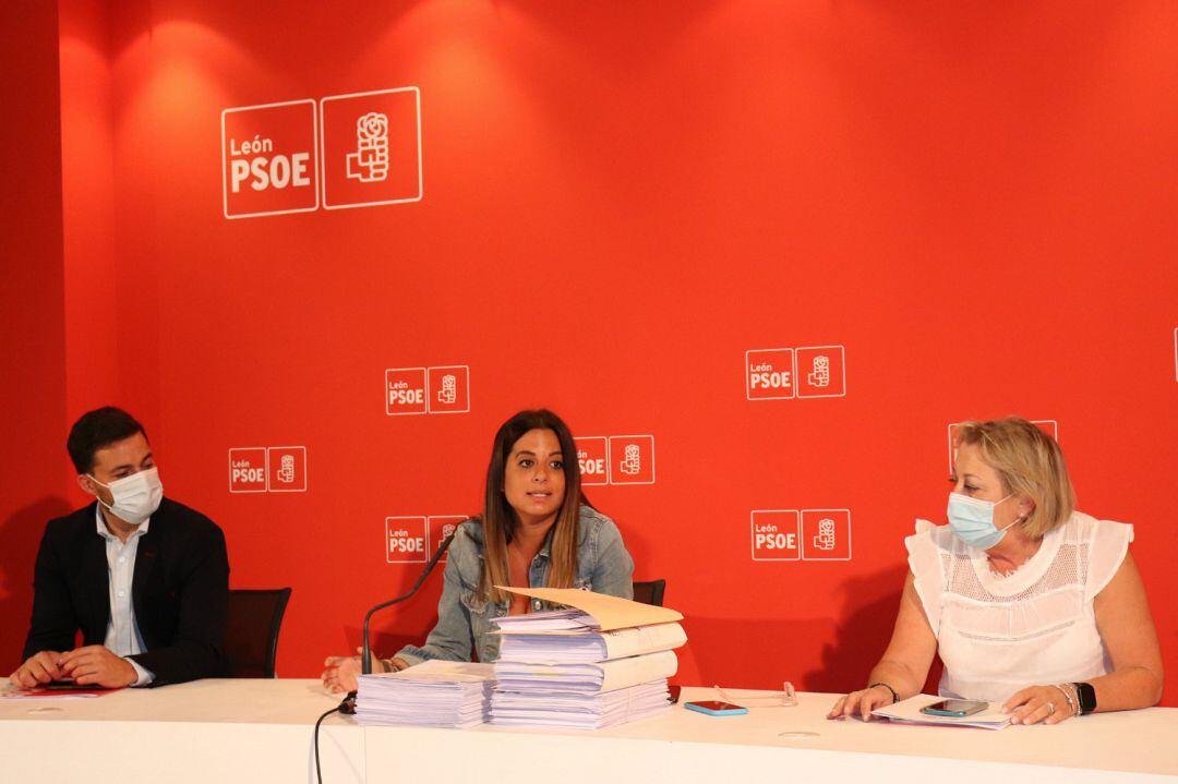 Los procuradores Diego Moreno y Nuria Rubio y la secretaria de Sanidad del PSL Isabel Fernández Marassa junto a las reclamaciones recogidas 