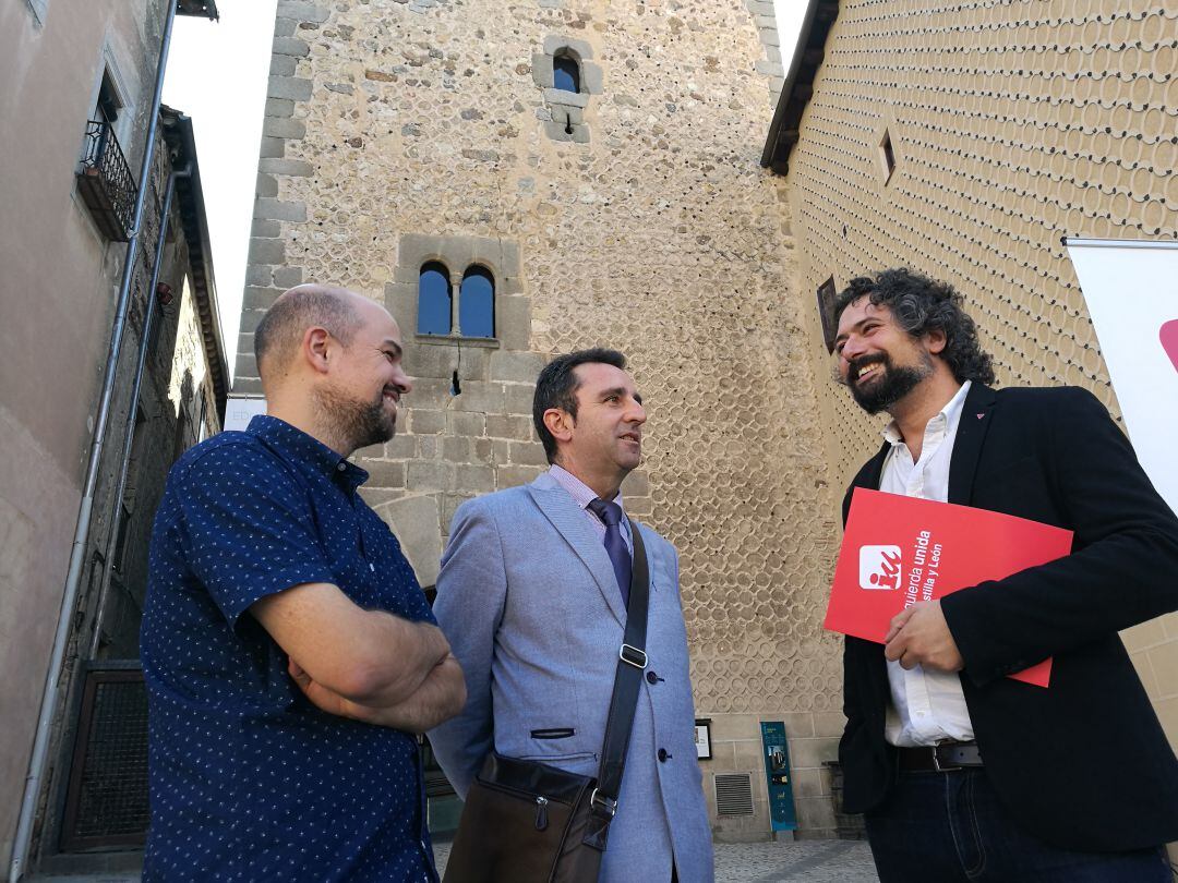 Ángel Galindo, Alberto López Villas y José Sarrión esta mañana a los pies del Torreón de Lozoya