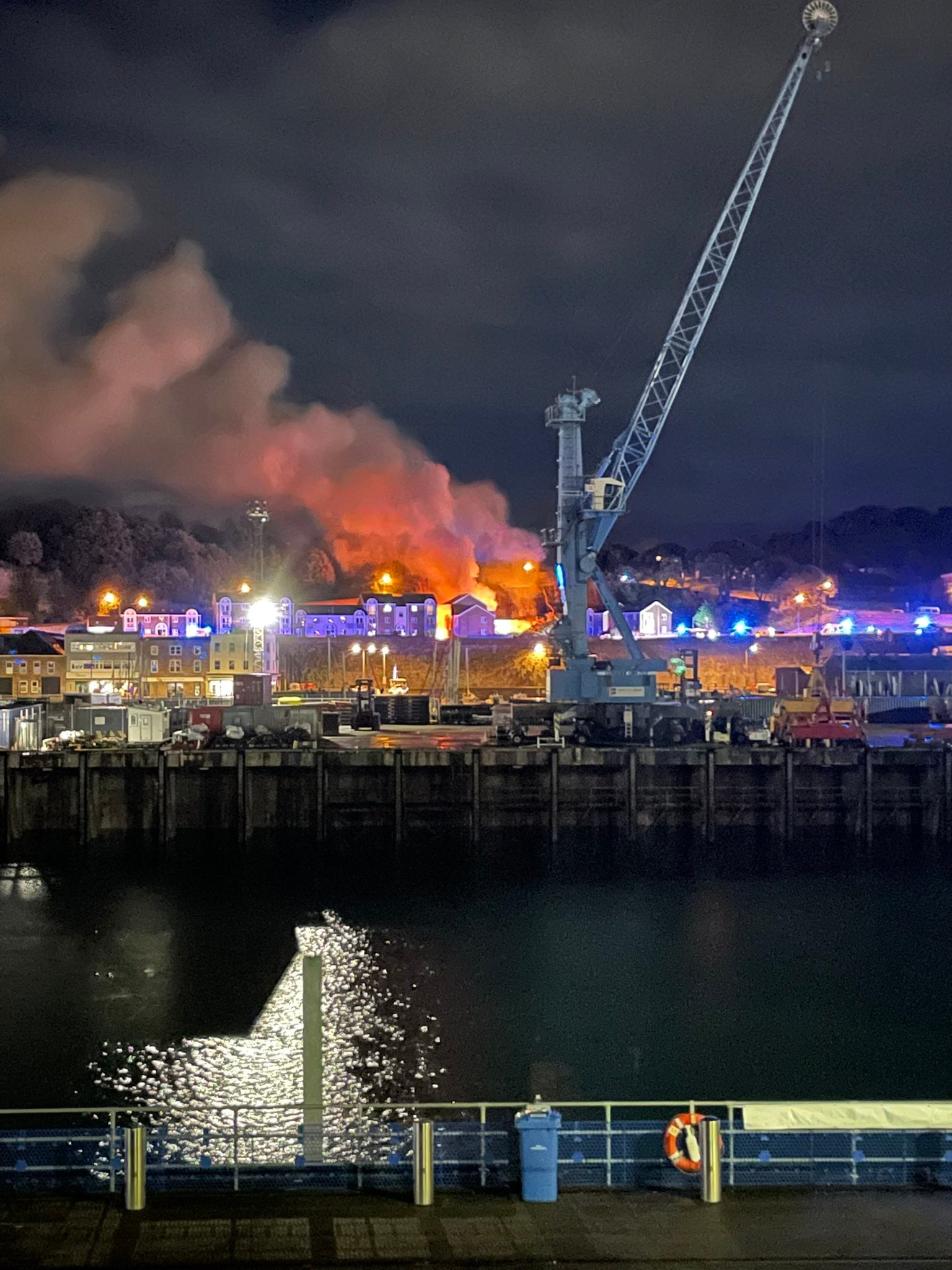 Imagen de la explosión que tuvo lugar la madrugada de este domingo en Jersey (Reino Unido)