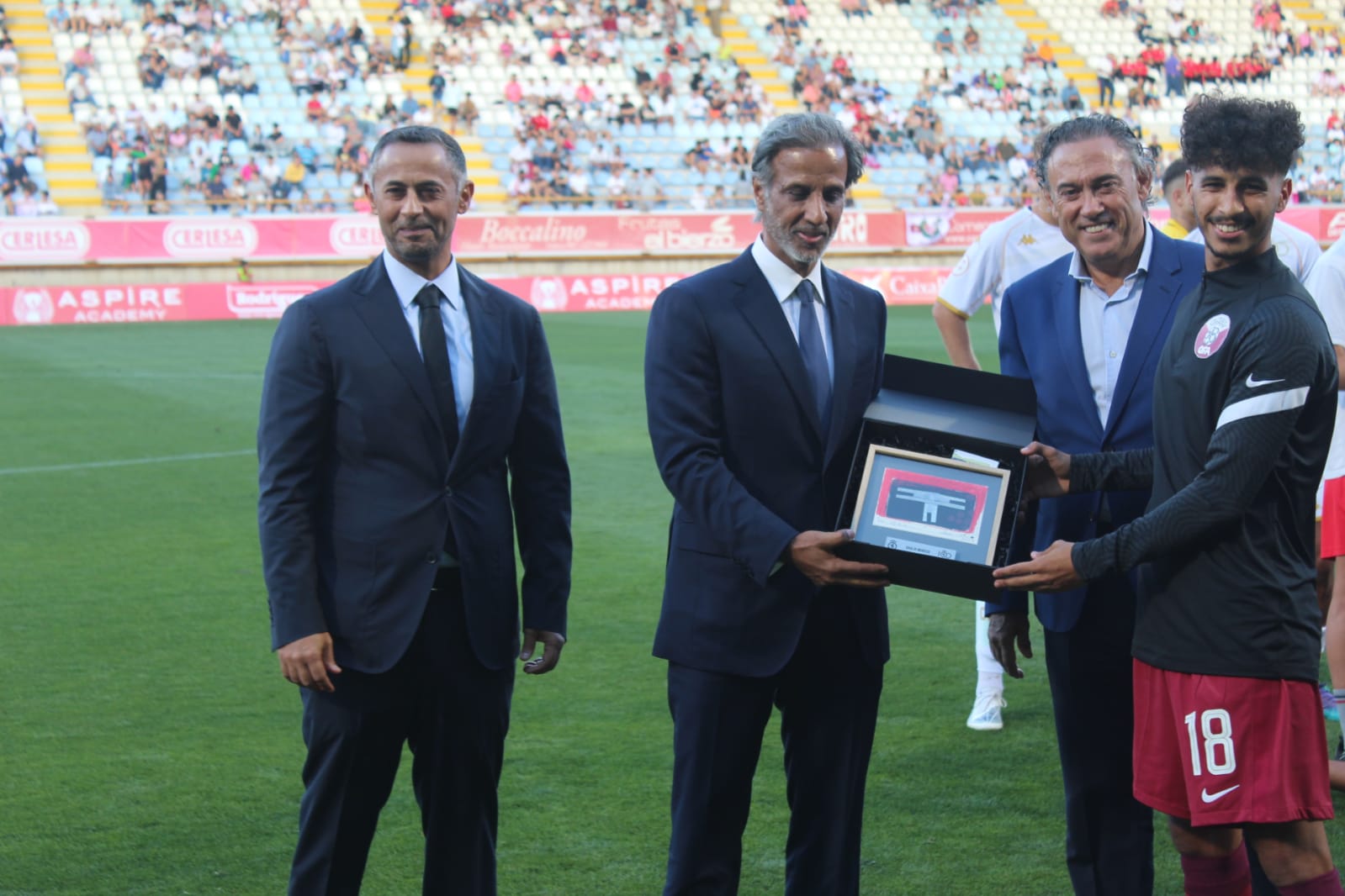 Dirigentes catarís y culturalistas homenajean a Muneer, ex jugador del equipo leonés