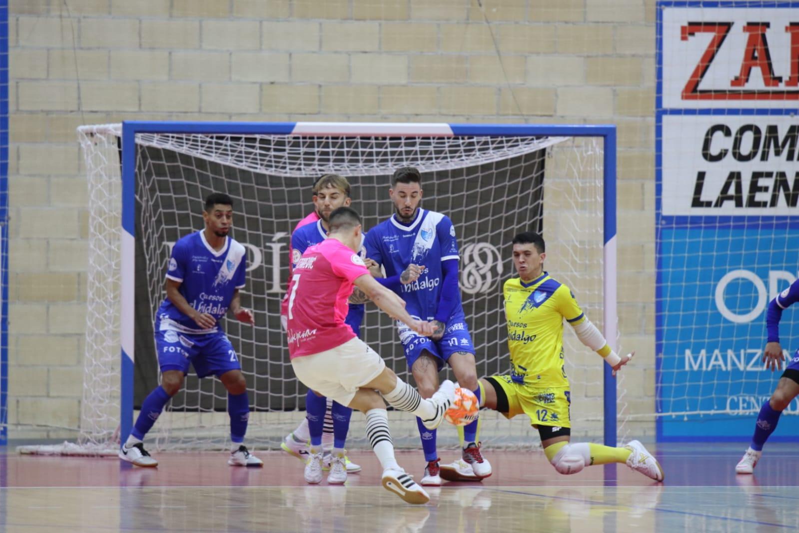 Imagen del disparo de Lazarevic (Viña Albali Valdepeñas) durante el derbi comarcal de Fútbol Sala en &#039;La Bombonera&#039; de Manzanares (Ciudad Real)