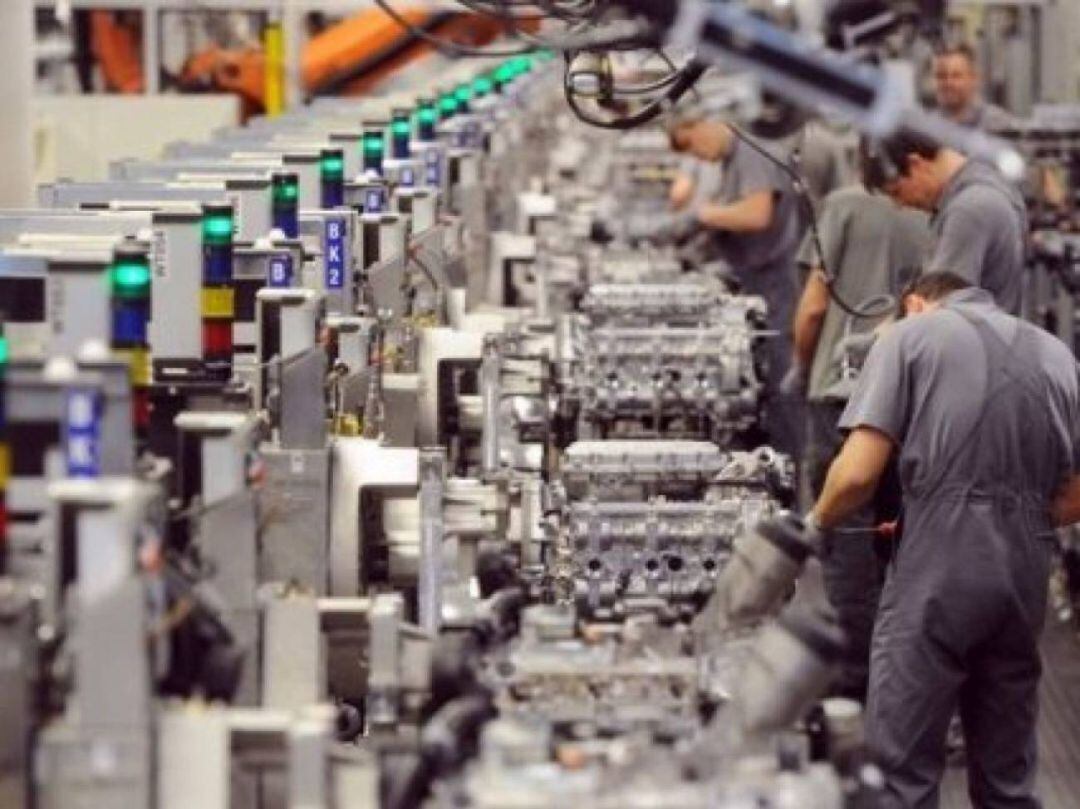 Operarios trabajan en una empresa industrial