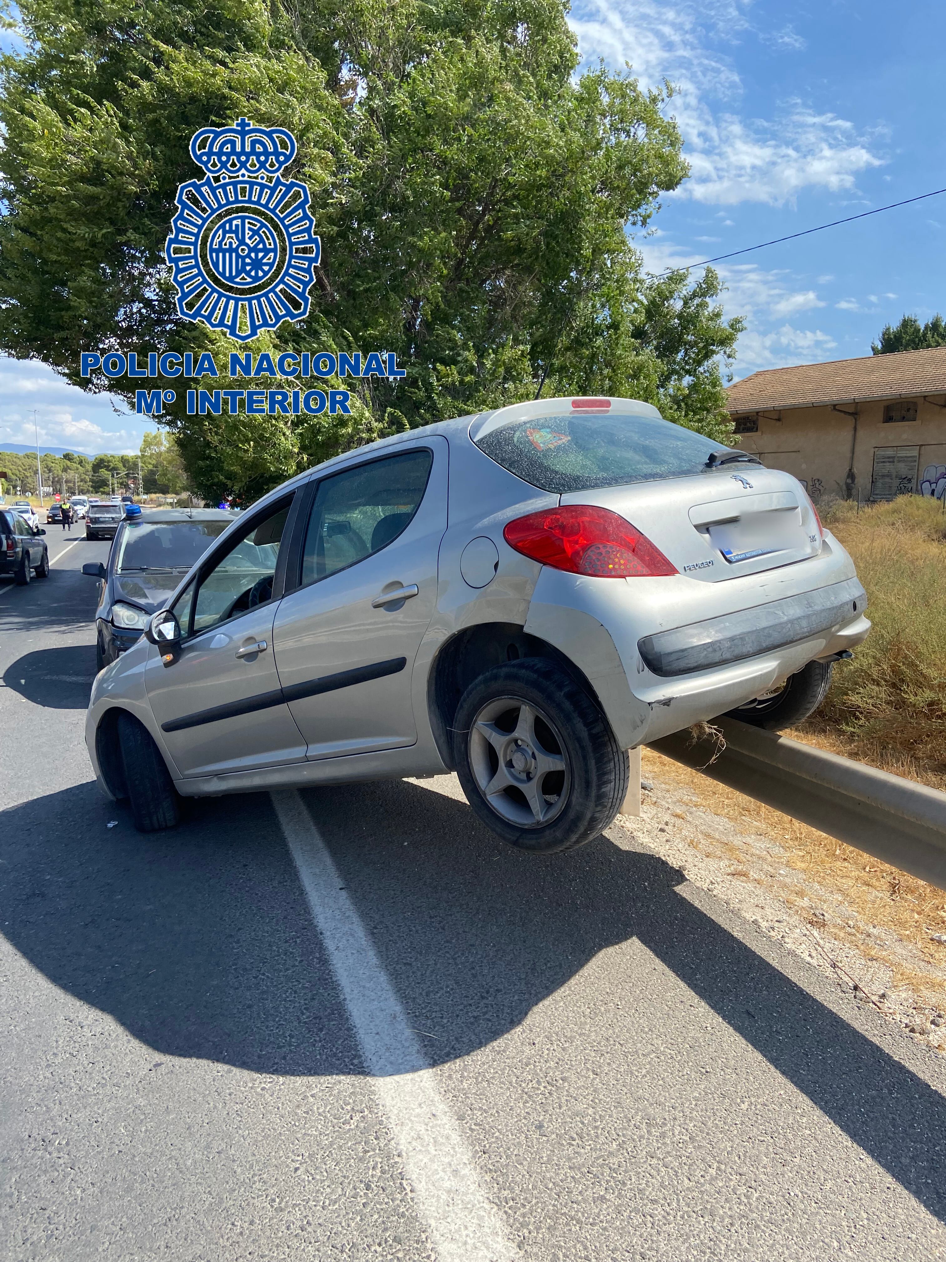 El coche perseguido tras chocar contra una mediana