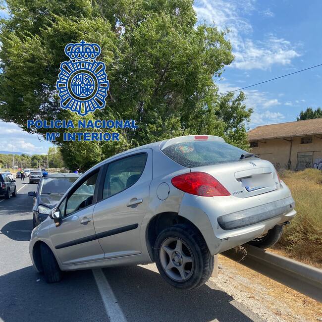 El coche perseguido tras chocar contra una mediana
