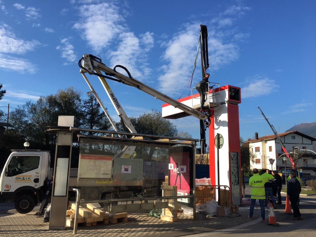 Colocación del punto de carga para los autobuses eléctricos en la parada del Hospital Bidasoa. 