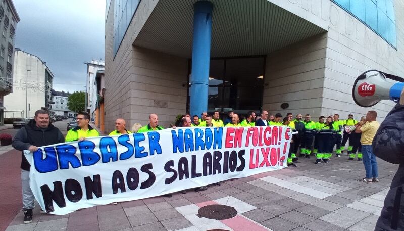 Antes de la reunión con la empresa, la plantilla se concentró a las puertas del Concello (foto: CIG)