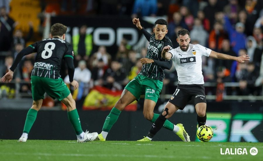 Un momento del Valencia-Elche de la 1ª vuelta en Mestalla con empate a un gol