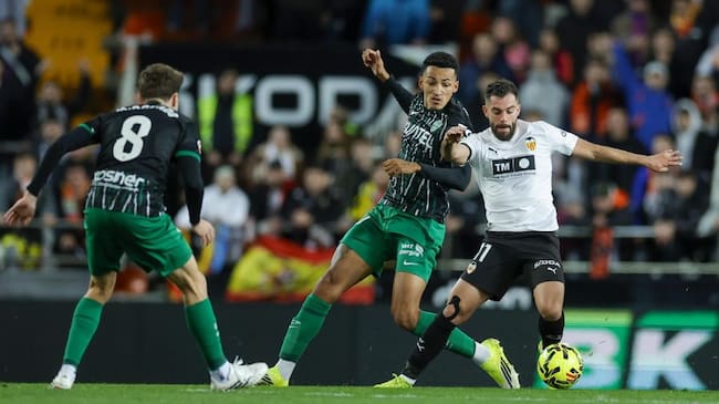 Un momento del Valencia-Elche de la 1ª vuelta en Mestalla con empate a un gol