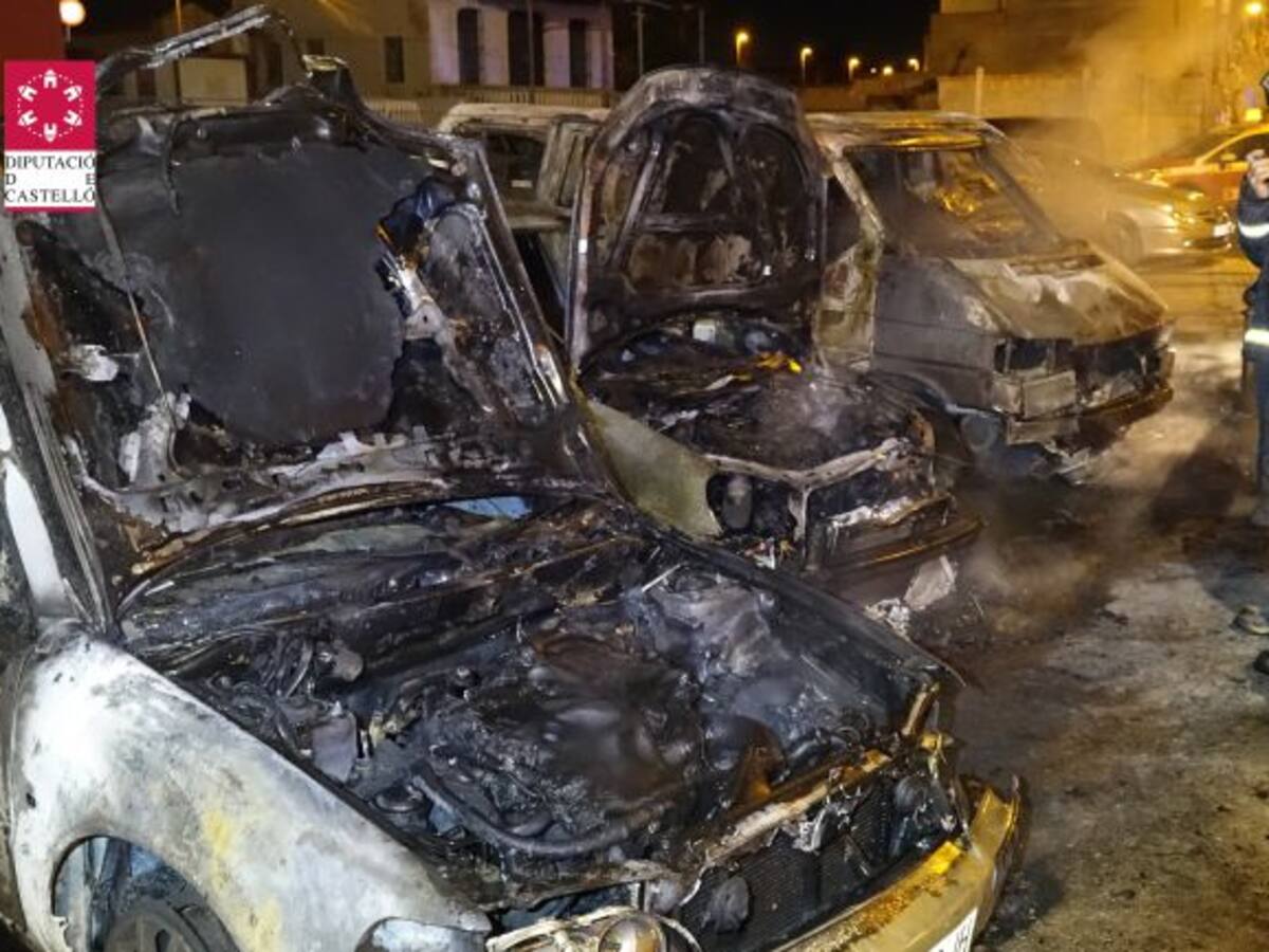 Investigan el incendio de 6 coches en Borriana