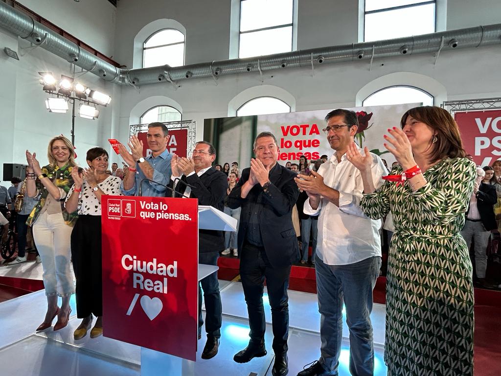 Pedro Sánchez y Emiliano García-Page, entre otras autoridades, en el acto de campaña en Puertollano